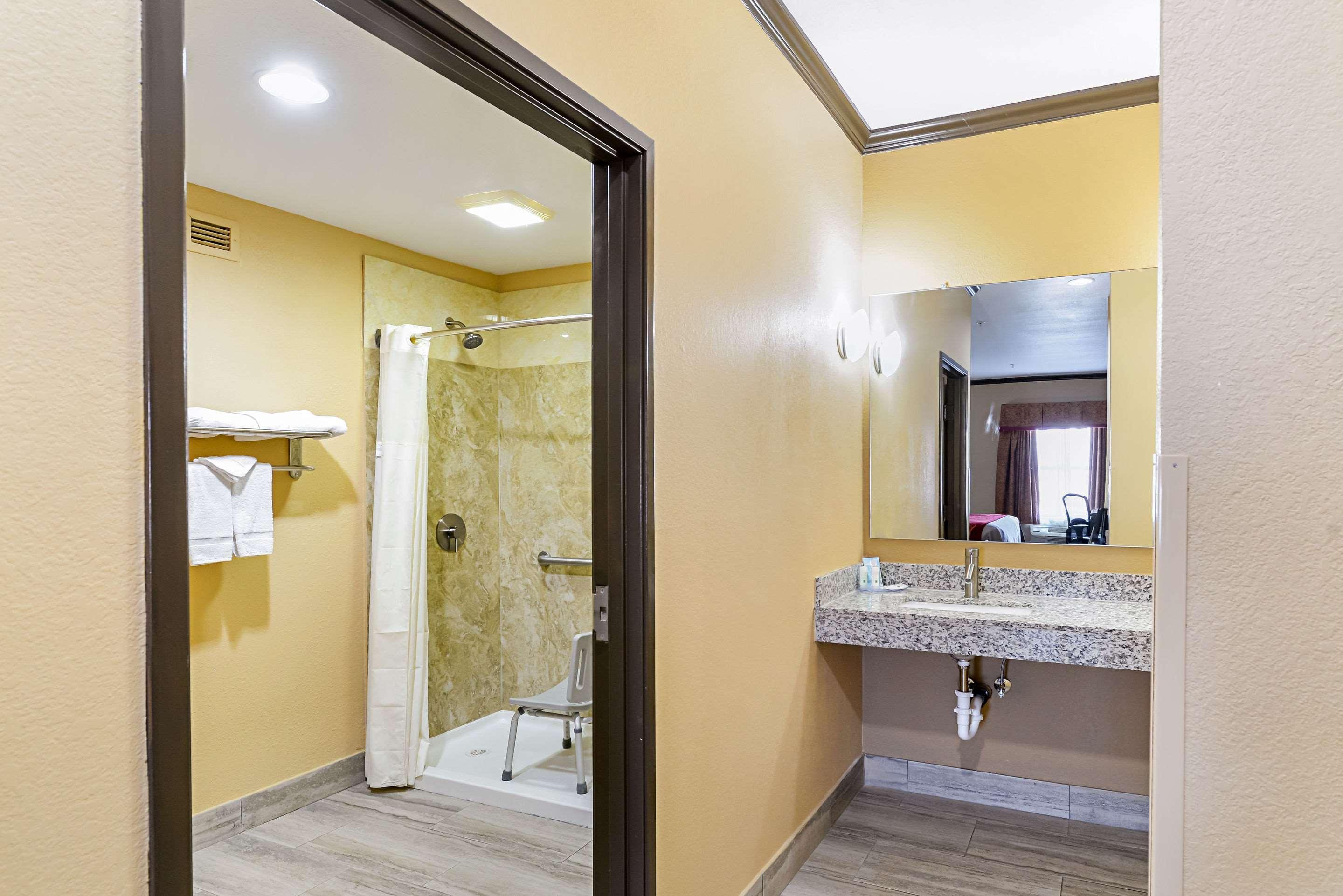 לובוק Quality Inn & Suites מראה חיצוני תמונה