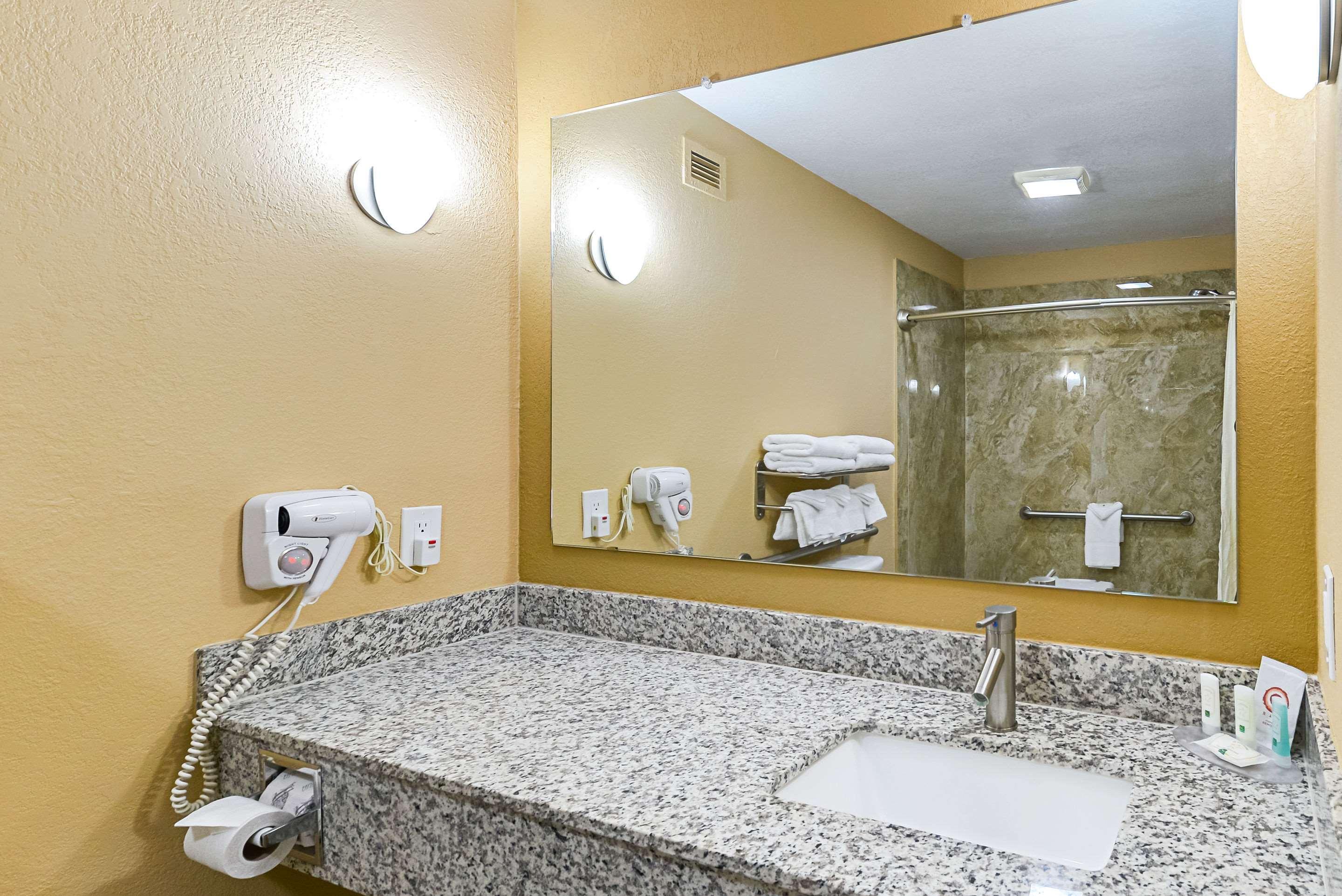 לובוק Quality Inn & Suites מראה חיצוני תמונה