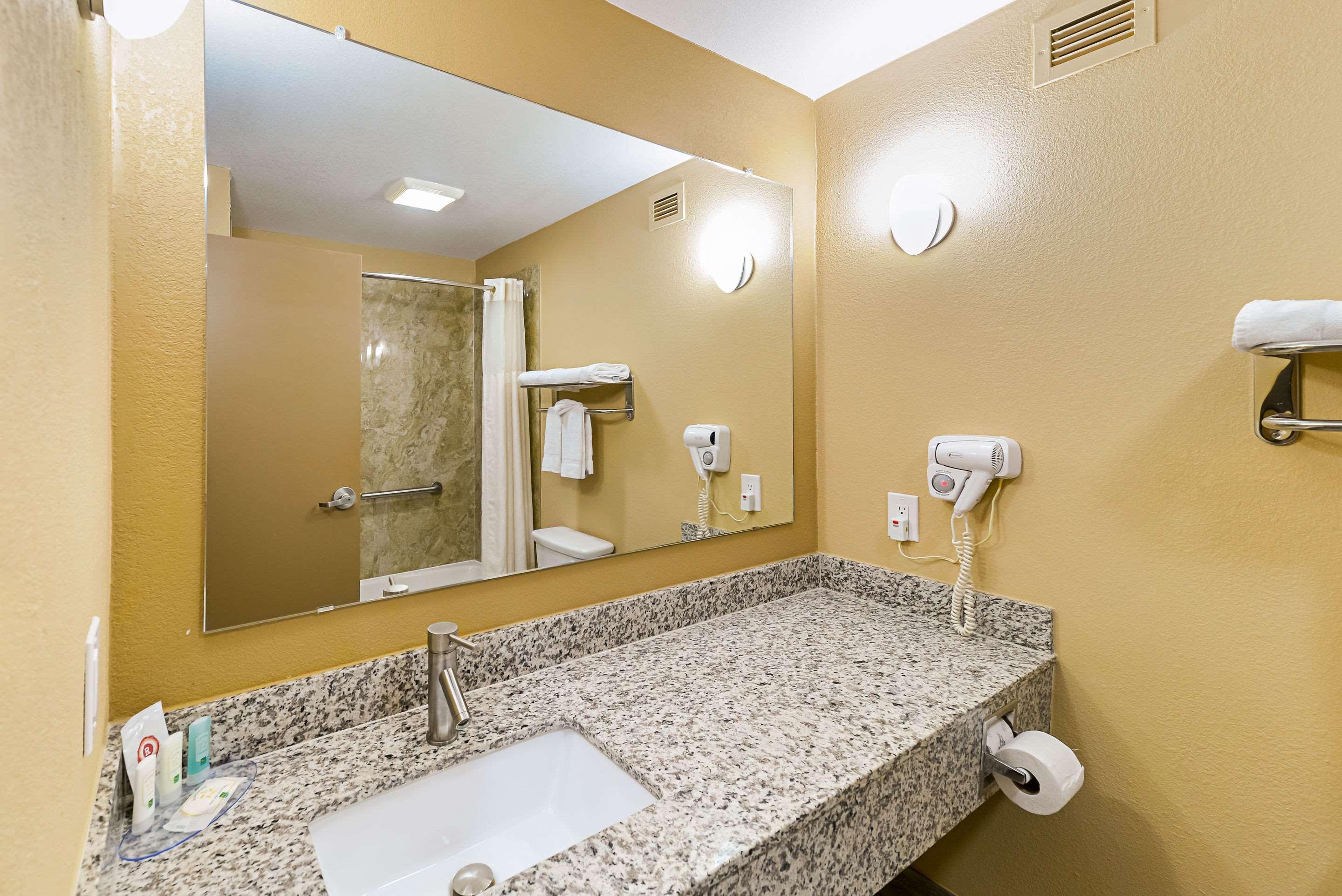 לובוק Quality Inn & Suites מראה חיצוני תמונה