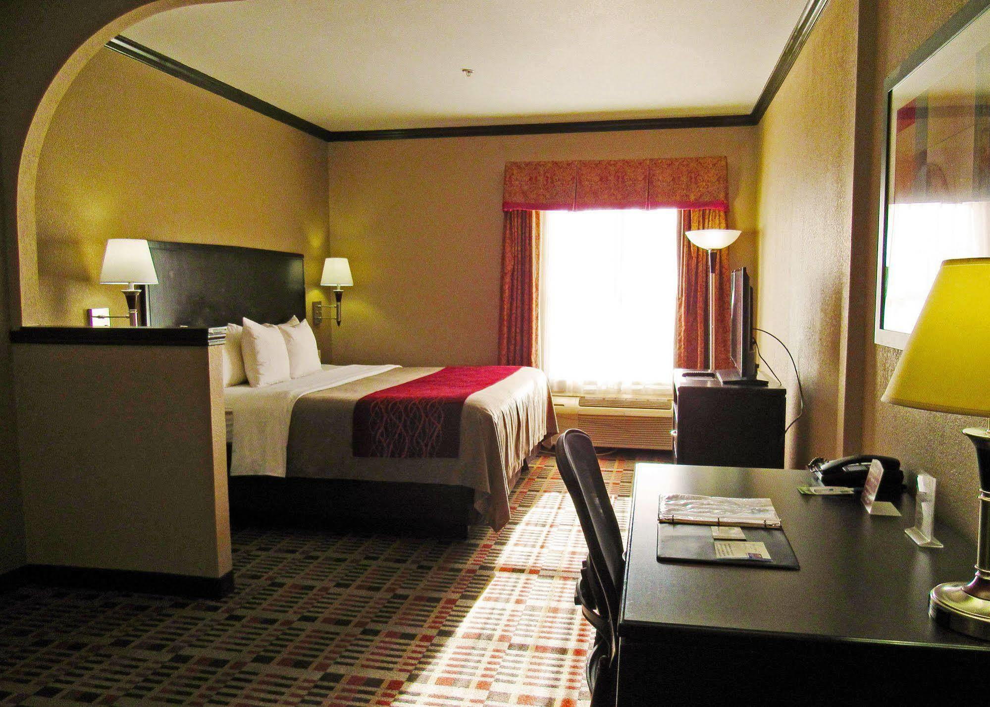 לובוק Quality Inn & Suites מראה חיצוני תמונה